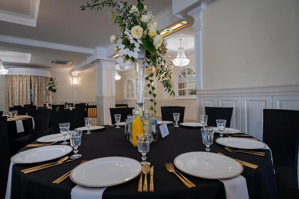 Hotel Lord Debica Bagian luar foto