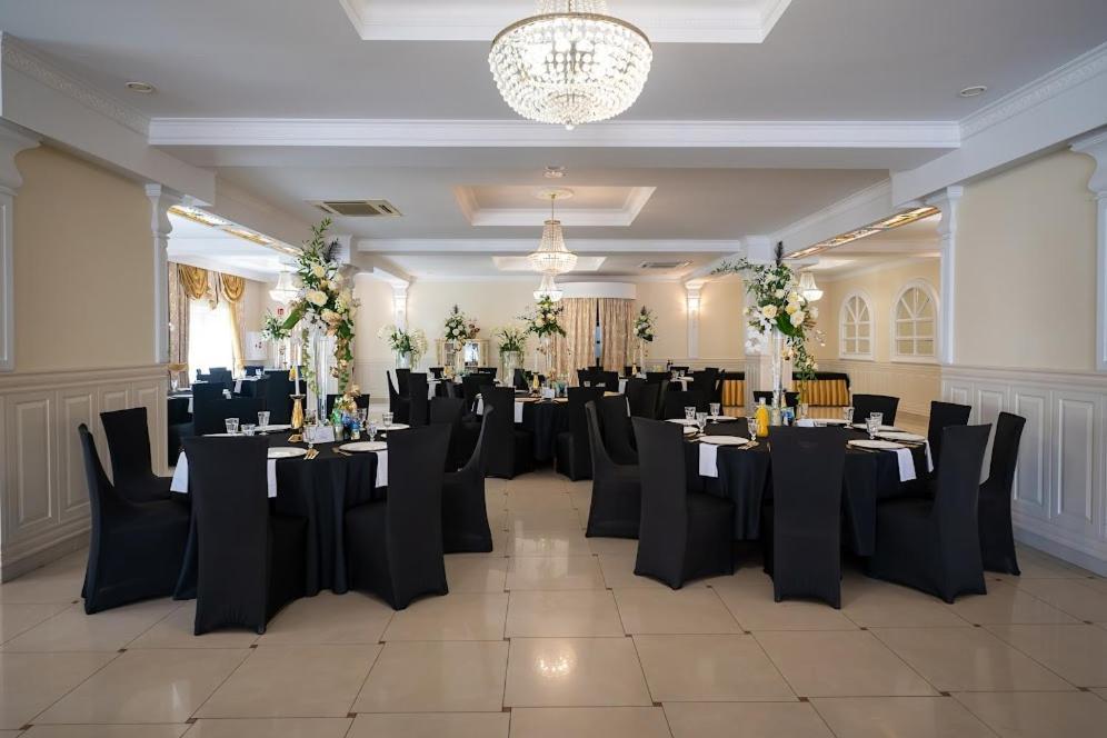 Hotel Lord Debica Bagian luar foto
