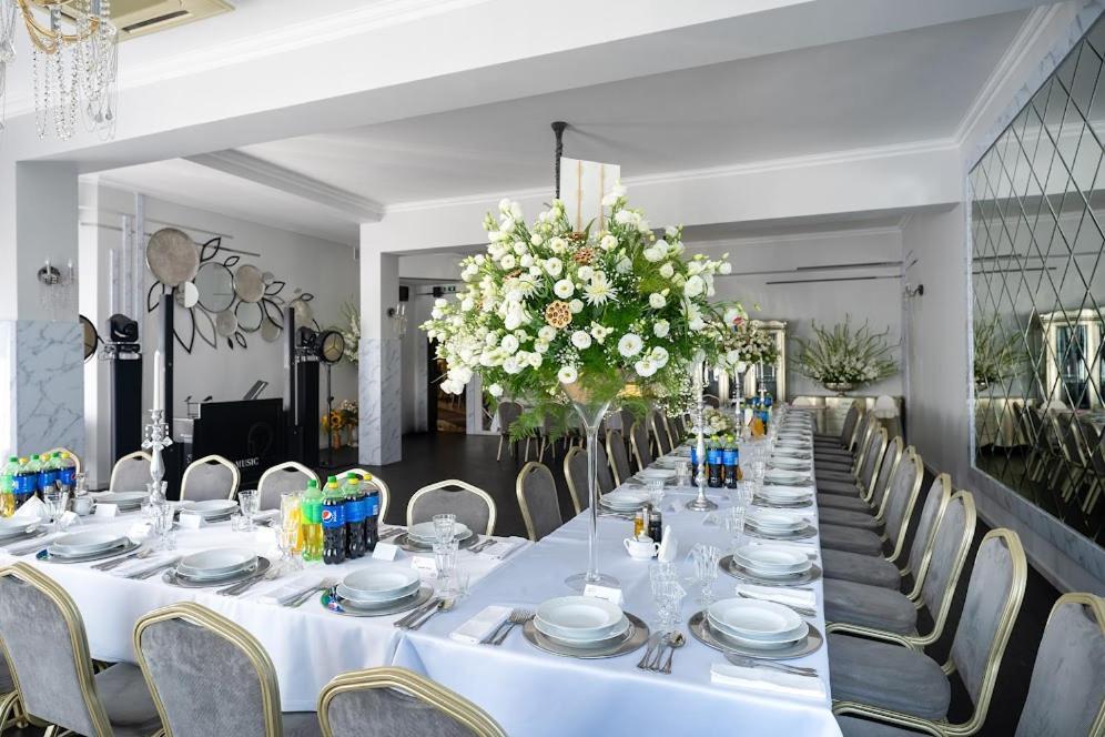 Hotel Lord Debica Bagian luar foto