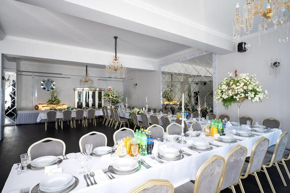 Hotel Lord Debica Bagian luar foto