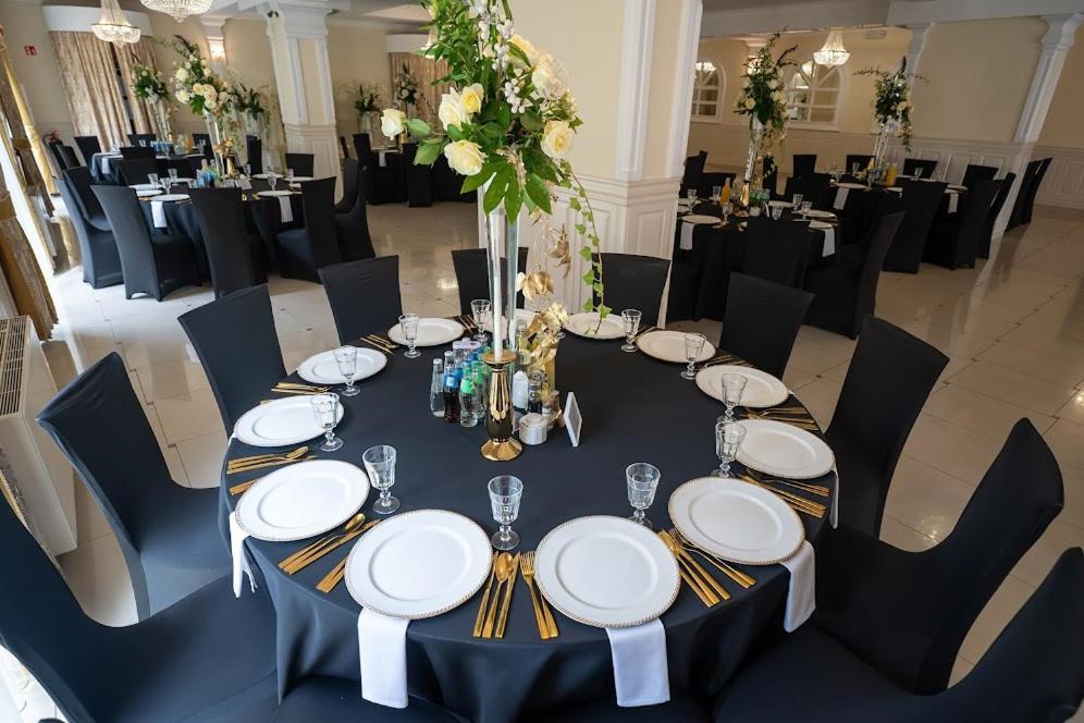 Hotel Lord Debica Bagian luar foto