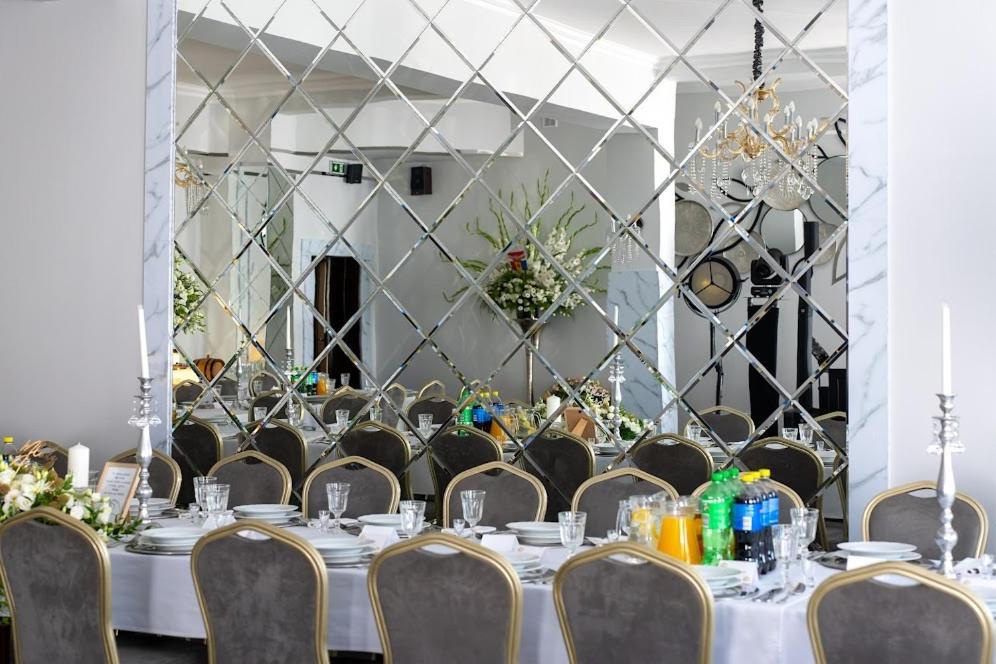 Hotel Lord Debica Bagian luar foto