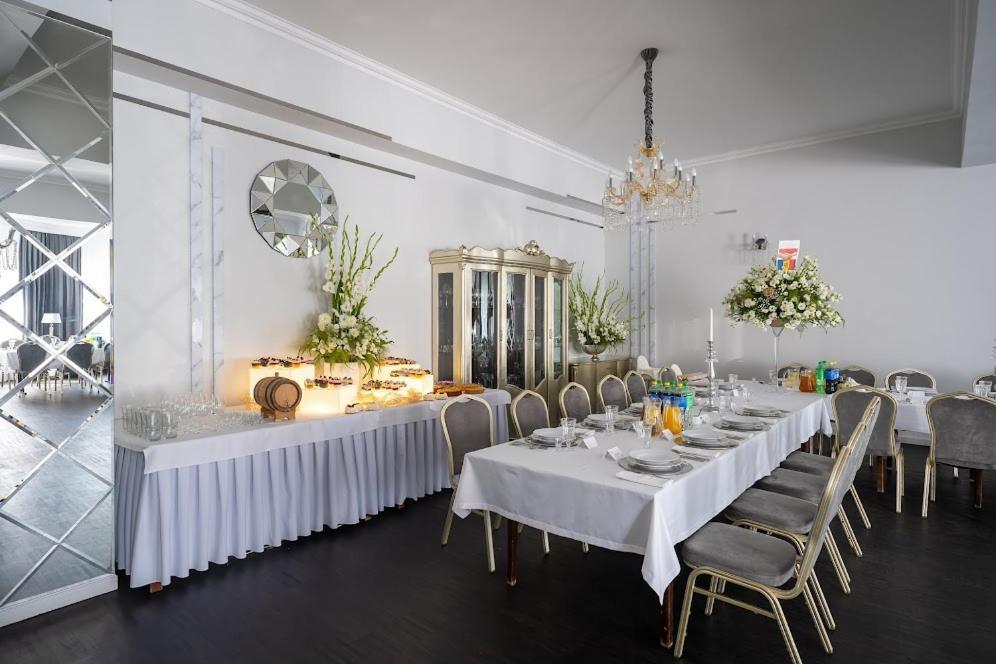 Hotel Lord Debica Bagian luar foto