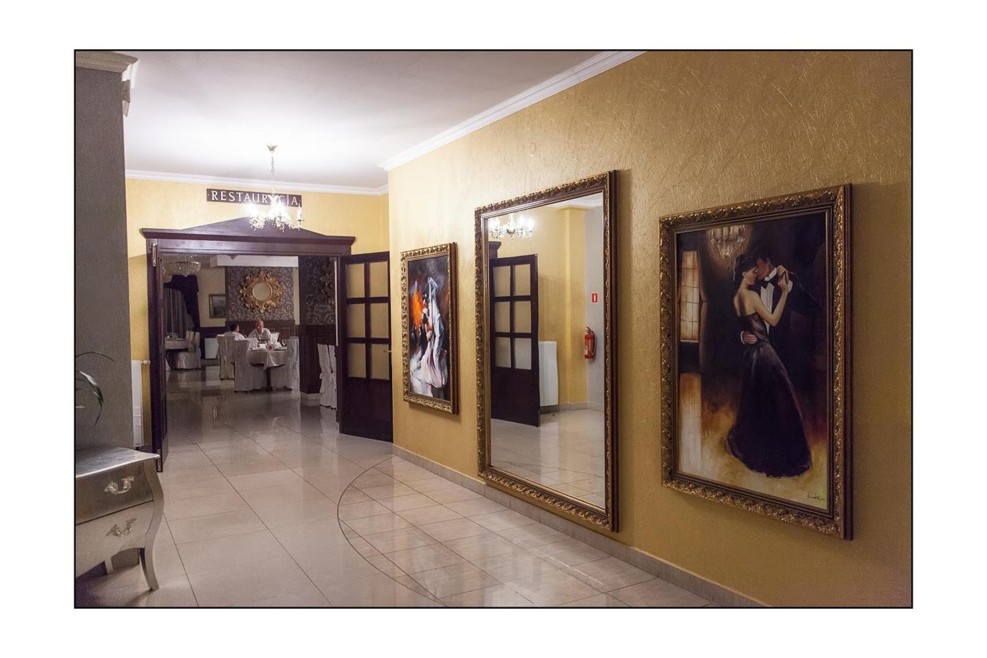 Hotel Lord Debica Bagian luar foto