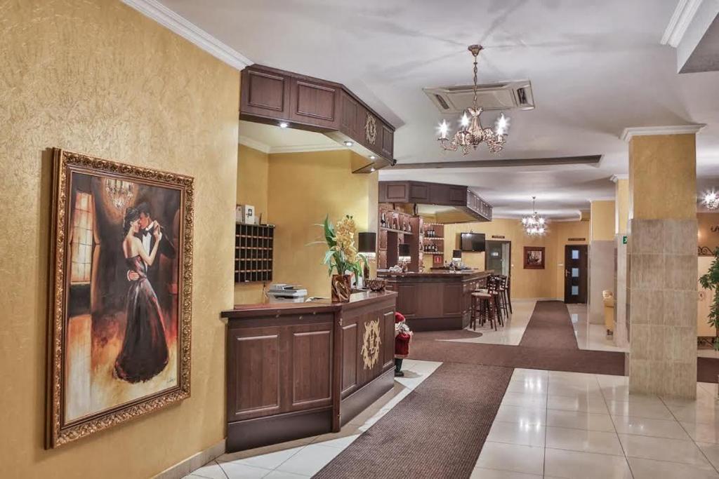 Hotel Lord Debica Bagian luar foto