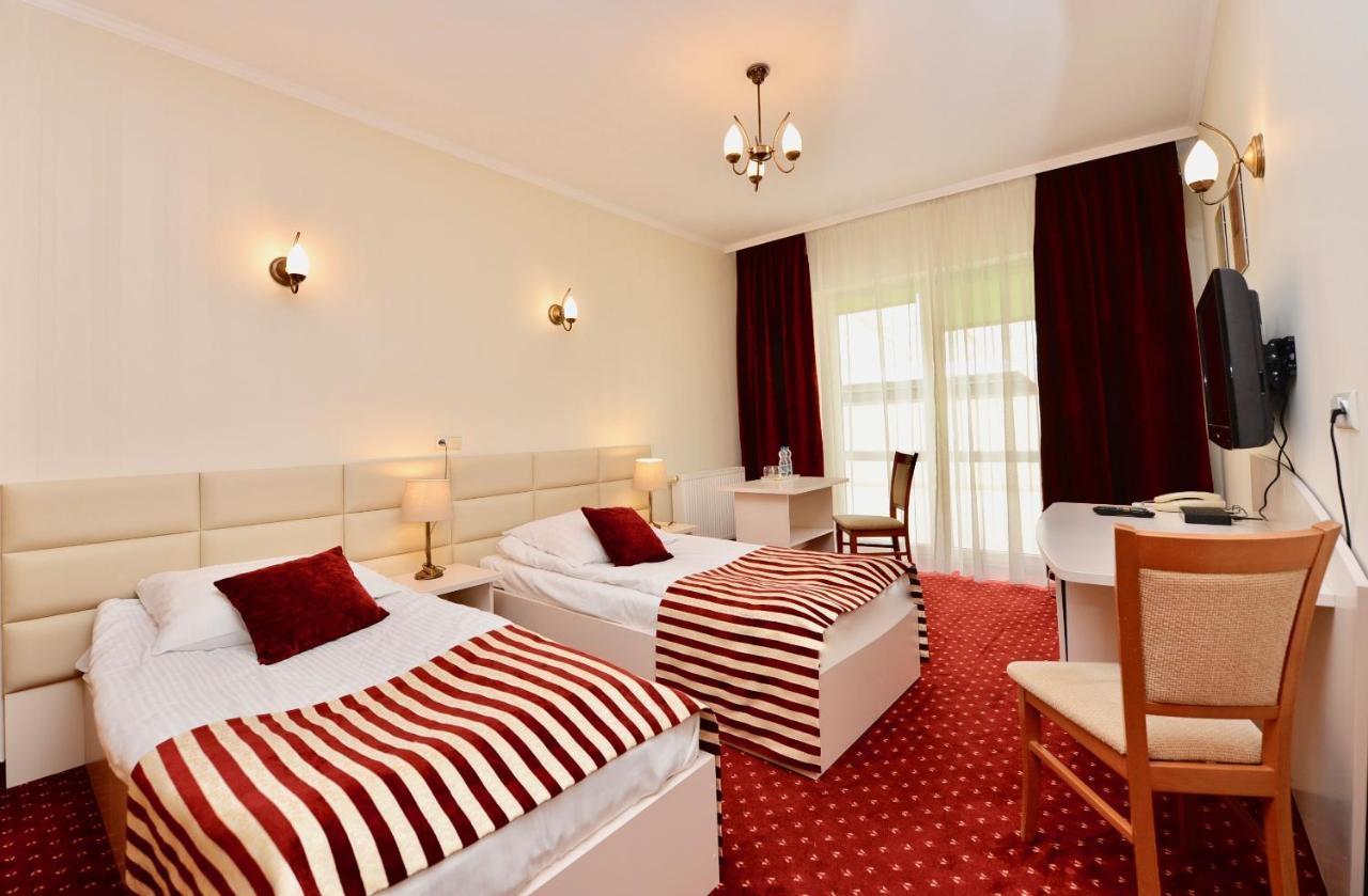 Hotel Lord Debica Bagian luar foto
