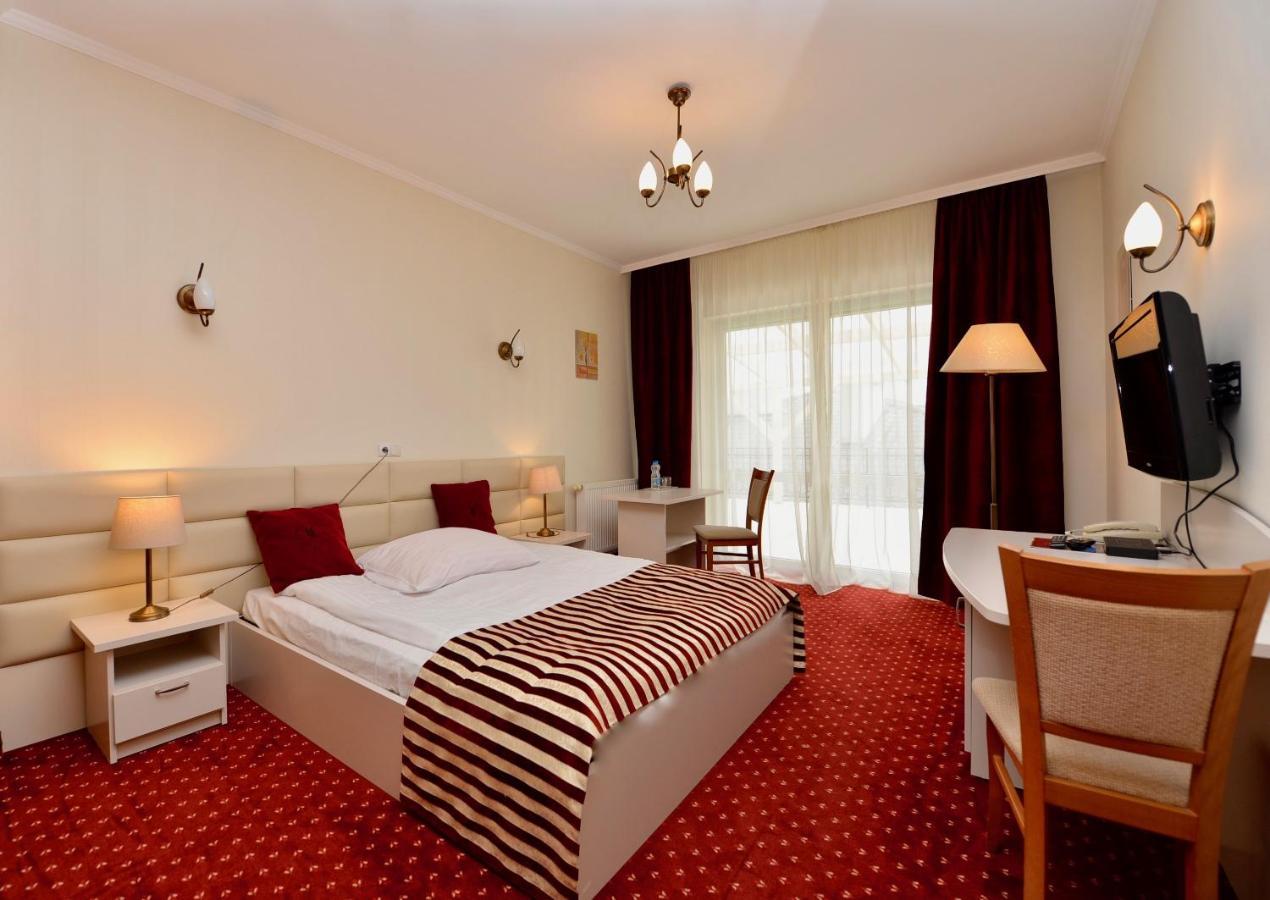Hotel Lord Debica Bagian luar foto